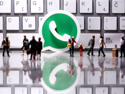 Es posible hacer videollamadas de hasta 50 personas desde WhatsApp web (REUTERS/Dado Ruvic/Illustration)