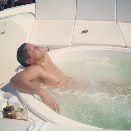 Alejandro Basteri relajándose a bordo del SKY (Foto: Instagram @alejandrobasteri)