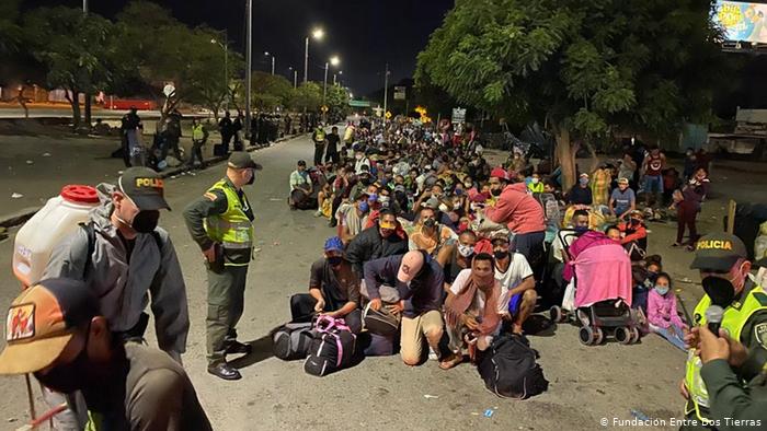 Esperando que las autoridades venezolanas los dejen entrar a su país. 