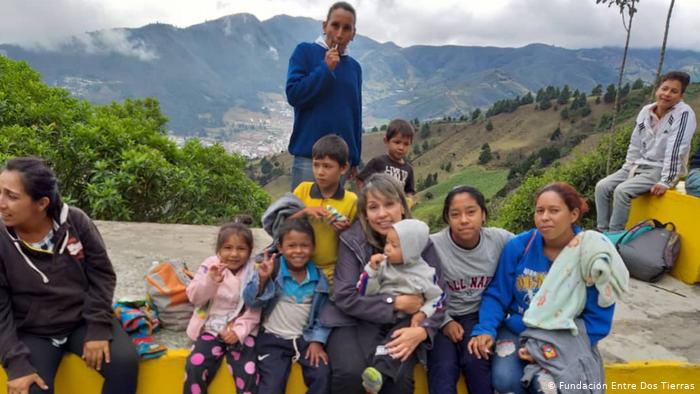 Familias de venezolanos en la vía de regreso a su país. Adriana Parra, de la Fundación Entre dos Tierras, con sede en Bucaramanga, Colombia, sale al camino a socorrerlos