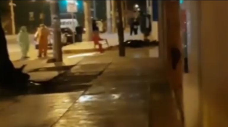 Cuerpo del fallecido en puertas del hospital. | Captura de Pantalla