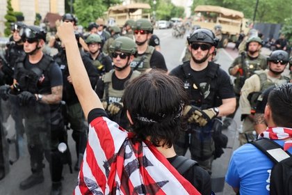 Agentes especiales de la policía de Washington, con equipos de combate, enfrentan una de las manifestaciones por la muerte de George Floyd. REUTERS/Jonathan Ernst