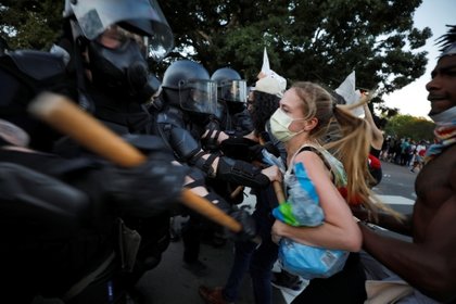 Policías de Raleigh, North Carolina, con algunos de los equipos militares que recibieron delPentágono, durante una de las protestas contra la violencia policial. REUTERS/Jonathan Drake