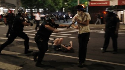 La policía de Nueva York carga contra jóvenes que protestaban en la Quinta Avenida de Nueva York. EFE/JUSTIN LANE 