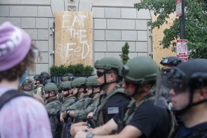Línea de defensa policial sobre la Avenida Pennsylvania en Washington DC. REUTERS/Jonathan Ernst