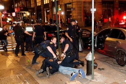 La policía de Nueva York arresta a uno de los manifestantes que participó de los saqueos en el SOHO. EFE/EPA/JUSTIN LANE 