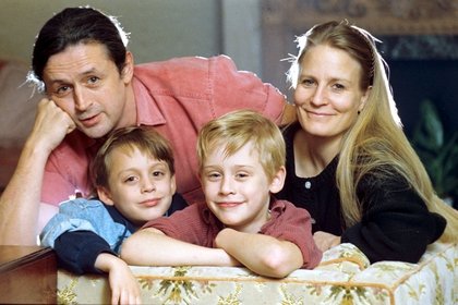 Macaulay Culkin con su familia en los años 90 (Shutterstock) 