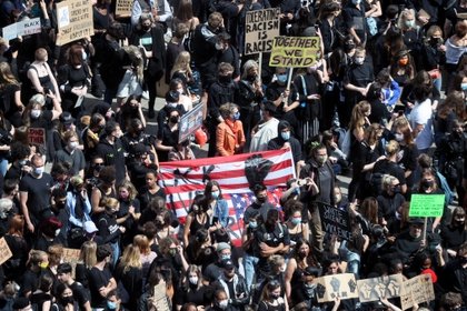 Miles de personas marchan contra el racismo en distintas partes del ...