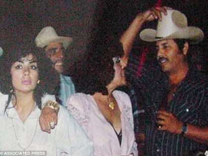 En 1993, "La Reina del Pacífico" (extrema izquierda) junto al líder del Cártel de Sinaloa "El Mayo" Zambada (extrema derecha). Sandra era una pieza clave en la operación del Cártel de Sinaloa (Foto: Associated Press)