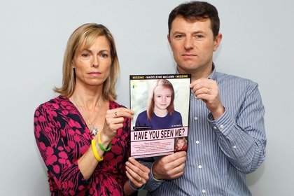 Kate y Gerry McCann, con un cartel con al imagen de su hija MAddie desaparecida 
