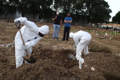 Trabajos en un cementerio de Río de Janeiro para el entierro de una víctima de coronavirus (Reuters)