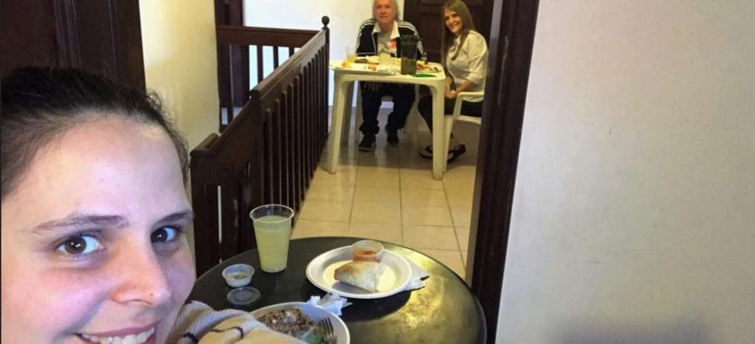 Natalia almuerza todos los días junto con sus padres Carlos Valverde y Carol Nállar. Guardan la distancia requerida