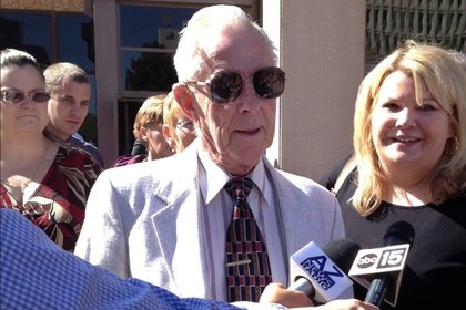 George Sanders con su abogada Janey Henze Cook, al salir de los tribunales en Phoenix donde el juez John Ditsworth "moderó la justicia con la misericordia", según el fallo. (Brian Skoloff/AP)