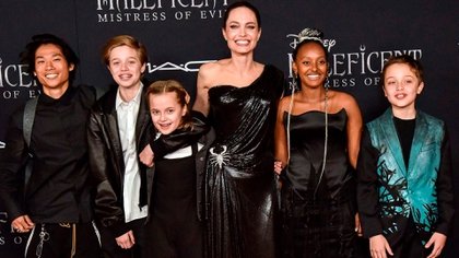 Angelina Jolie con cinco de sus seis hijos 