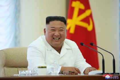 El líder norcoreano Kim Jong Un participa en la 13ª reunión del Buró Político del 7º Comité Central del Partido de los Trabajadores de Corea el 7 de junio de 2020 (KCNA vía REUTERS)