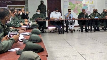 Nicolasito rodeado de altos mandos militares
