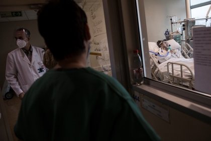 Personal médico del Hospital Militar revisa las notas en la puerta de la habitación de un paciente con COVID-19 en Santiago (Chile). EFE/Alberto Valdés