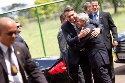 Jair Bolsonaro abraza a Augusto Heleno, uno de sus más fuertes aliados en el gabinete (Reuters)
