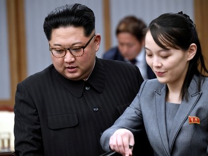  Kim Yo Jong habla con su hermano Kim Jong un 