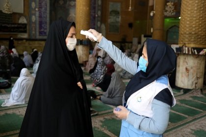Revisiones de temperatura antes del rezo en una mezquita (Reuters)