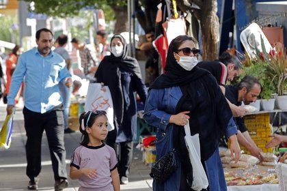 La cuarentena nunca llegó a ser acatada del todo en la capital, ya que siguieron viéndose multitudes en los mercados en el marco de las festividades de Año Nuevo (AFP)