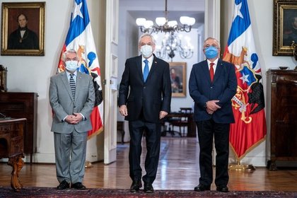 El presidente chileno Sebastián Piñera, el nuevo ministro de Salud Oscar Enrique Paris y el ex ministro de Salud Jaime Manalich (Reuters)