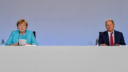 La canciller alemana Angela Merkel y el ministro de Finanzas  Olaf Scholz John Macdougall/Pool via REUTERS