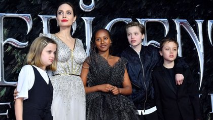 Angelina Jolie con sus hijos Vivienne, Zahara, Shiloh y Knox (Shutterstock)