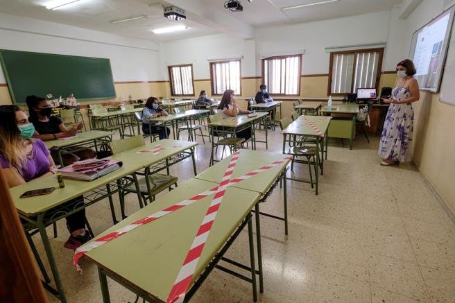 Centros de Educación Secundaria y Bachillerato de Canarias, como el instituto Alonso Quesada de Las Palma de Gran Canaria, comenzaron este jueves a recibir al alumnado bajo cita previa