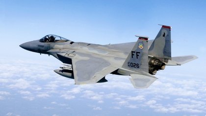 Un caza F-15 en una misión de patrulla (foto: US Air Force/archivo)