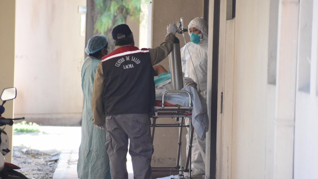 Personal médico del hospital Viedma atiende a una persona sospechosa de COVID-19. DICO SOLÍS.