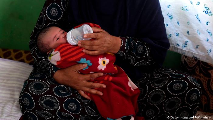 Afghanistan Kabul | Überlebende einer Attacke auf ein Krankenhaus (Getty Images/AFP/W. Kohsar)