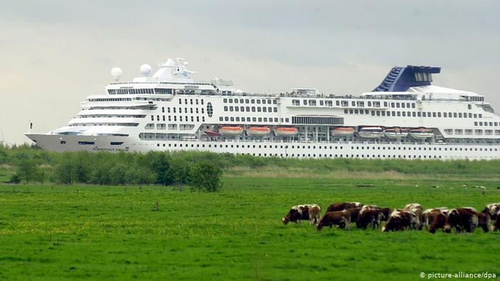 Deutschland Luxuskreuzfahrtschiff auf dem Nord-Ostsee-Kanal (picture-alliance/dpa)