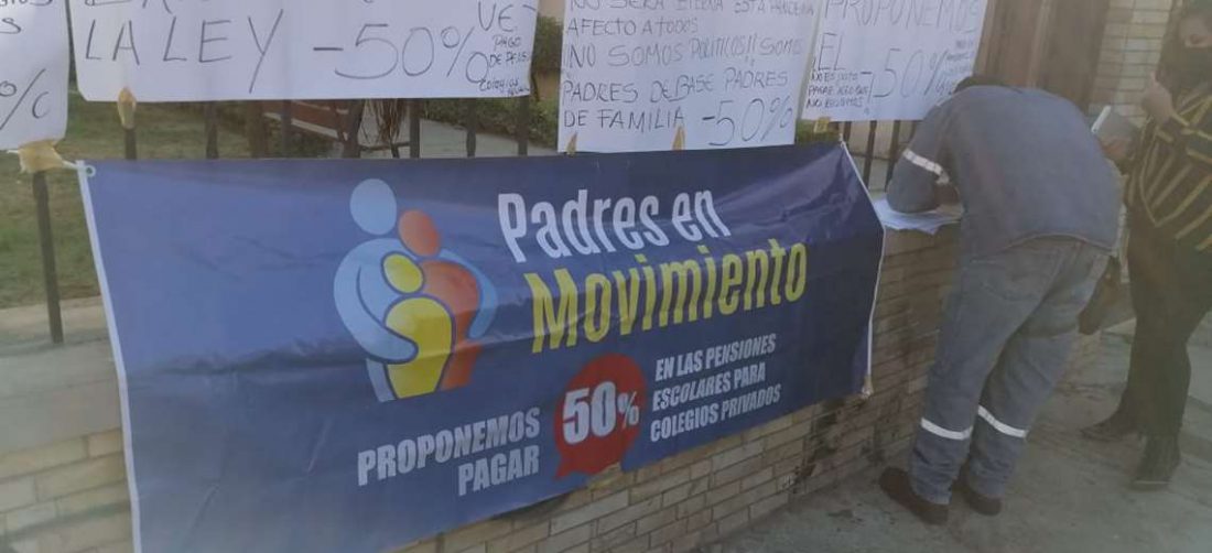 Cochabamba. Firma de peticiones frente a la Brigada parlamentaria. Foto:RP 