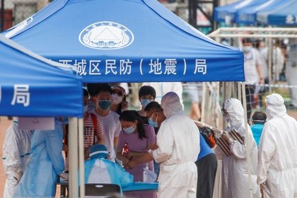 Personas hacen fila para realizarse tests luego de un aumento inesperado en los casos de la enfermedad de coronavirus (COVID-19) en Pekín, China, 15 junio del 2020. REUTERS/Thomas Peter