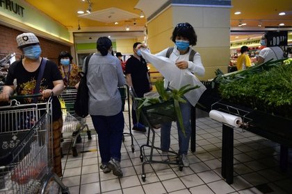 Personas usan mascarillas mientras compran verduras en un supermercado, después de los nuevos casos de infecciones de la enfermedad coronavirus (COVID-19) en Pekín, China, el 15 de junio de 2020. REUTERS/Tingshu Wang