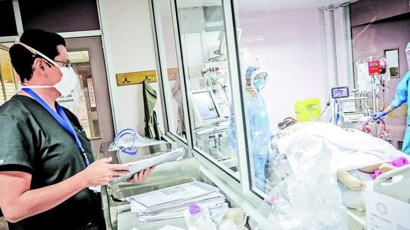Un médico paceño salva vidas en el hospital Barros Luco en Chile