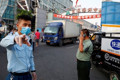 Controles en un mercado de Beijing (Reuters)