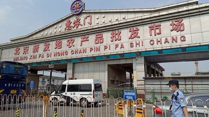 Xinfadi es un complejo de almacenes y galpones comerciales que abarca un área del tamaño de casi 160 campos de fútbol y es 20 veces más grande que el mercado de marisco de Wuhan donde se identificó por primera vez el coronavirus (Reuters)