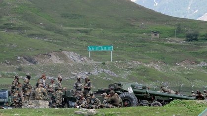 Soldados del ejército indio descansan junto a cañones de artillería en un improvisado campamento de tránsito antes de dirigirse a Ladakh, cerca de Baltal, al sureste de Srinagar, el 16 de junio de 2020 (REUTERS/Stringer)