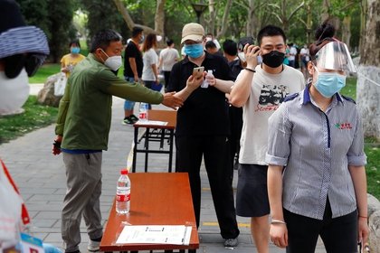 Personas usan mascarillas en Beijing
