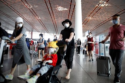 Pasajeros en Beijing utilizan mascarillas contra el coronavirus 