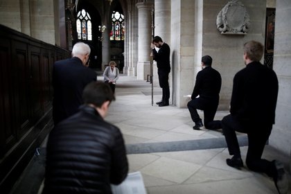 Procesión de Pascua en una iglesia de París (Reuters)