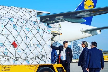 Once millones de mascarillas chinas enviadas a Alemania resultaron ser defectuosas: llegaron con los filtros en mal estado y las cintas rotas (@andreas.scheuer) 