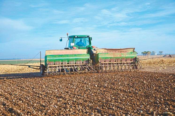 La siembra de soya está en pleno proceso en los campos productivos 