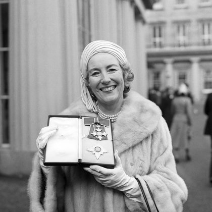 En esta foto de archivo del 2 de diciembre de 1975, la cantante Vera Lynn posa frente al Palacio de Buckingham después de haber sido nombrada Dama Comandante del Imperio Británico. (PA a través de AP, archivo)