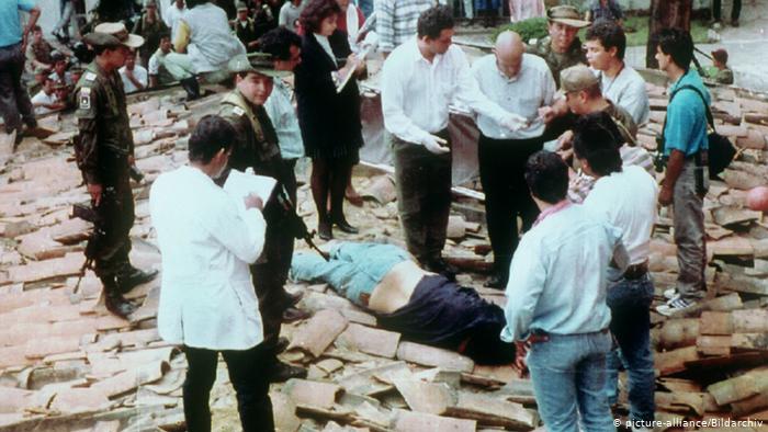 Kolumbien Leiche von Pablo Escobar (picture-alliance/Bildarchiv)