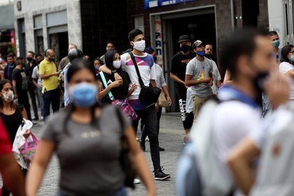 Venezolanos con tapabocas en Caracas (REUTERS/Manaure Quintero)