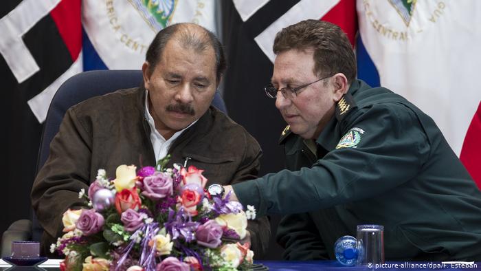 Nicaragua, Managua: Daniel Ortega und Julio Cesar Aviles (picture-alliance/dpa/F. Esteban)