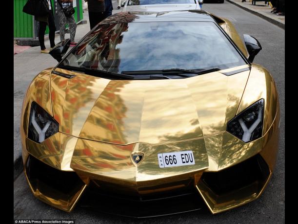 París: Un lamborghini de oro, el coche más caro del mundo – 